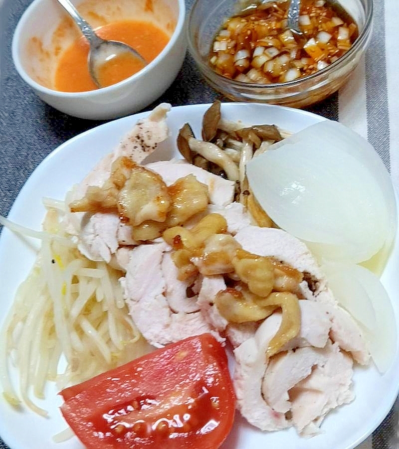 茹で鶏に2種のタレを添えて