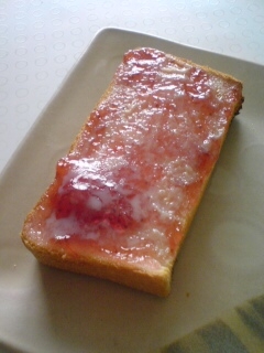 苺ジャムと練乳のトースト