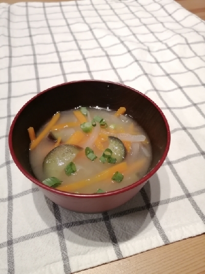 茄子・玉葱・人参の味噌汁