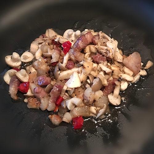 しめじとベーコンの炒め物