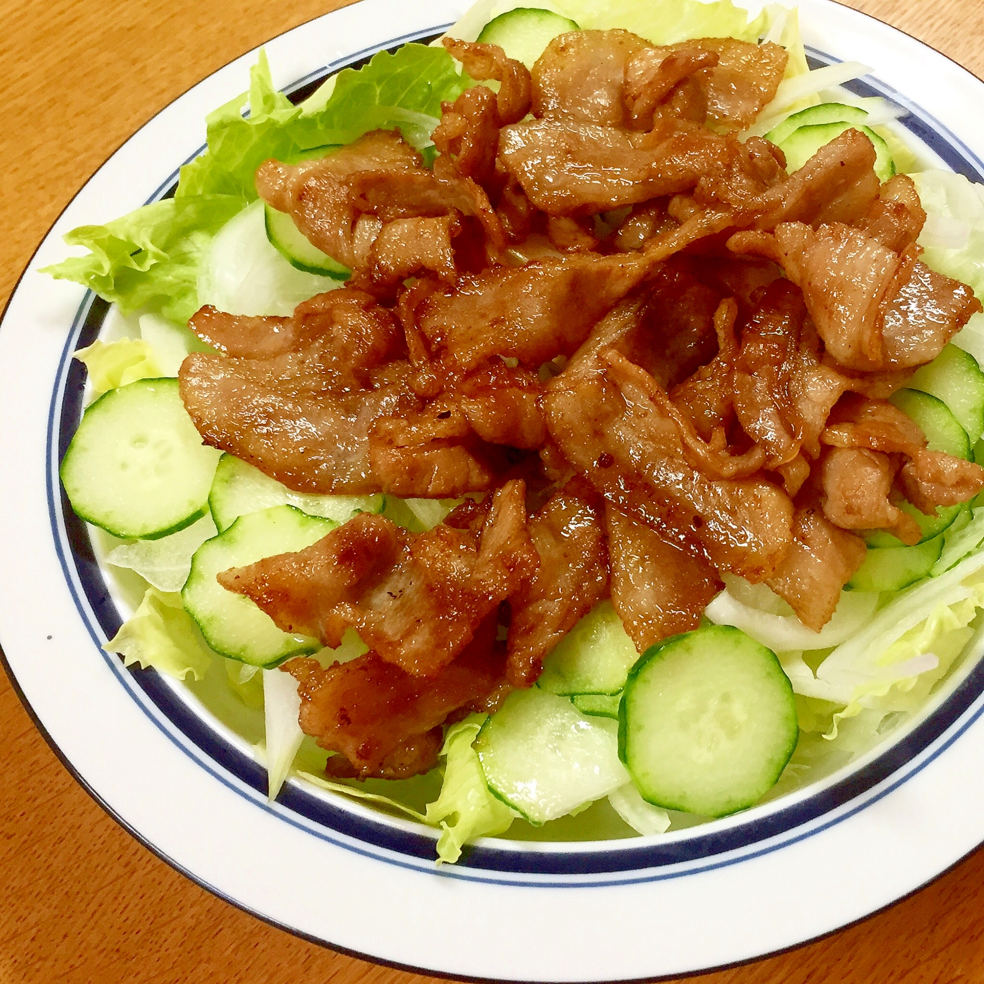 豚バラ薄切りの甘醤油煮とレタスで簡単サラダ