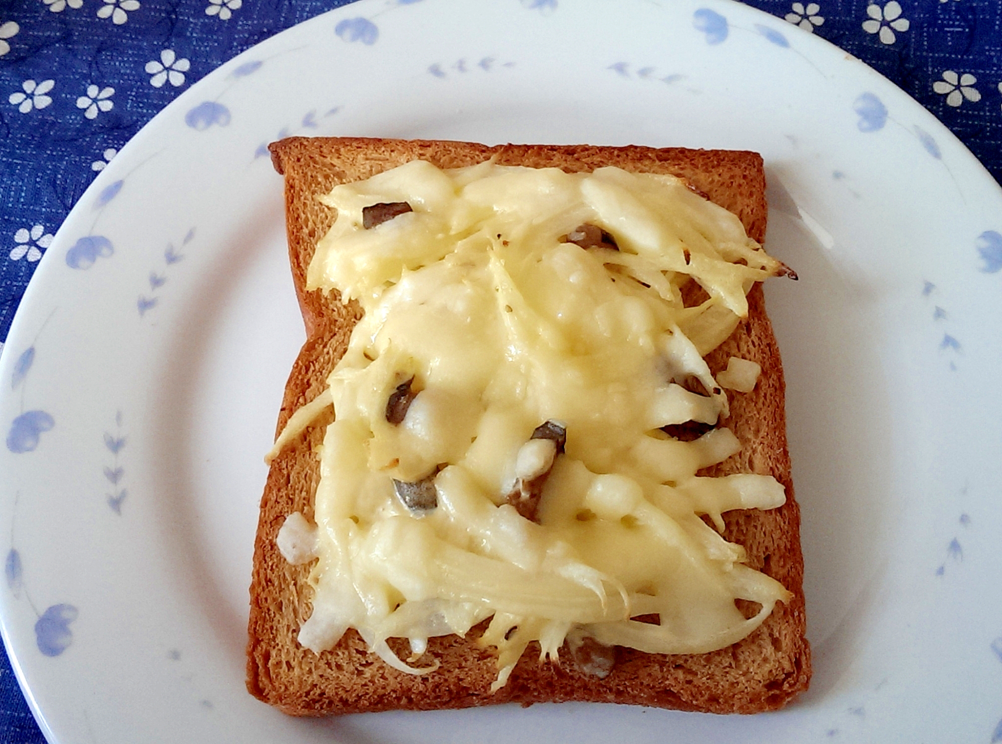 キューちゃんと玉ねぎのマヨチーズトースト