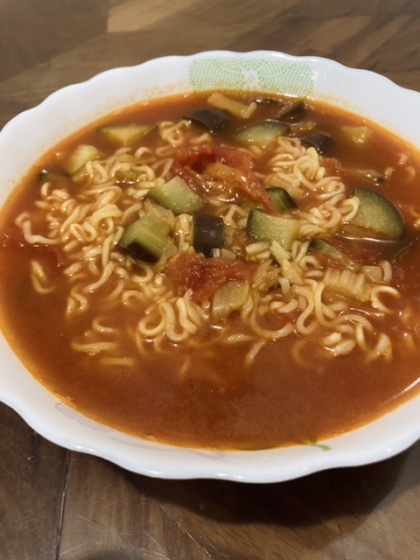 トマト入りインスタントラーメン