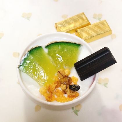 メロンとグラノーラとチョコのヨーグルト