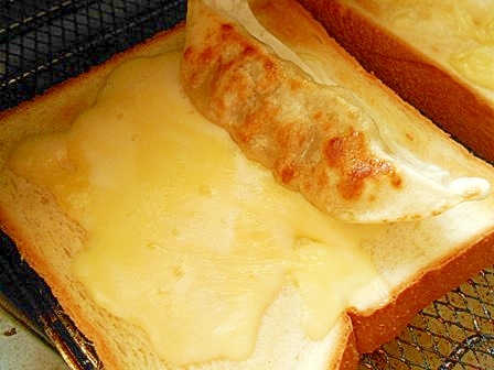 チーズ餃子トースト