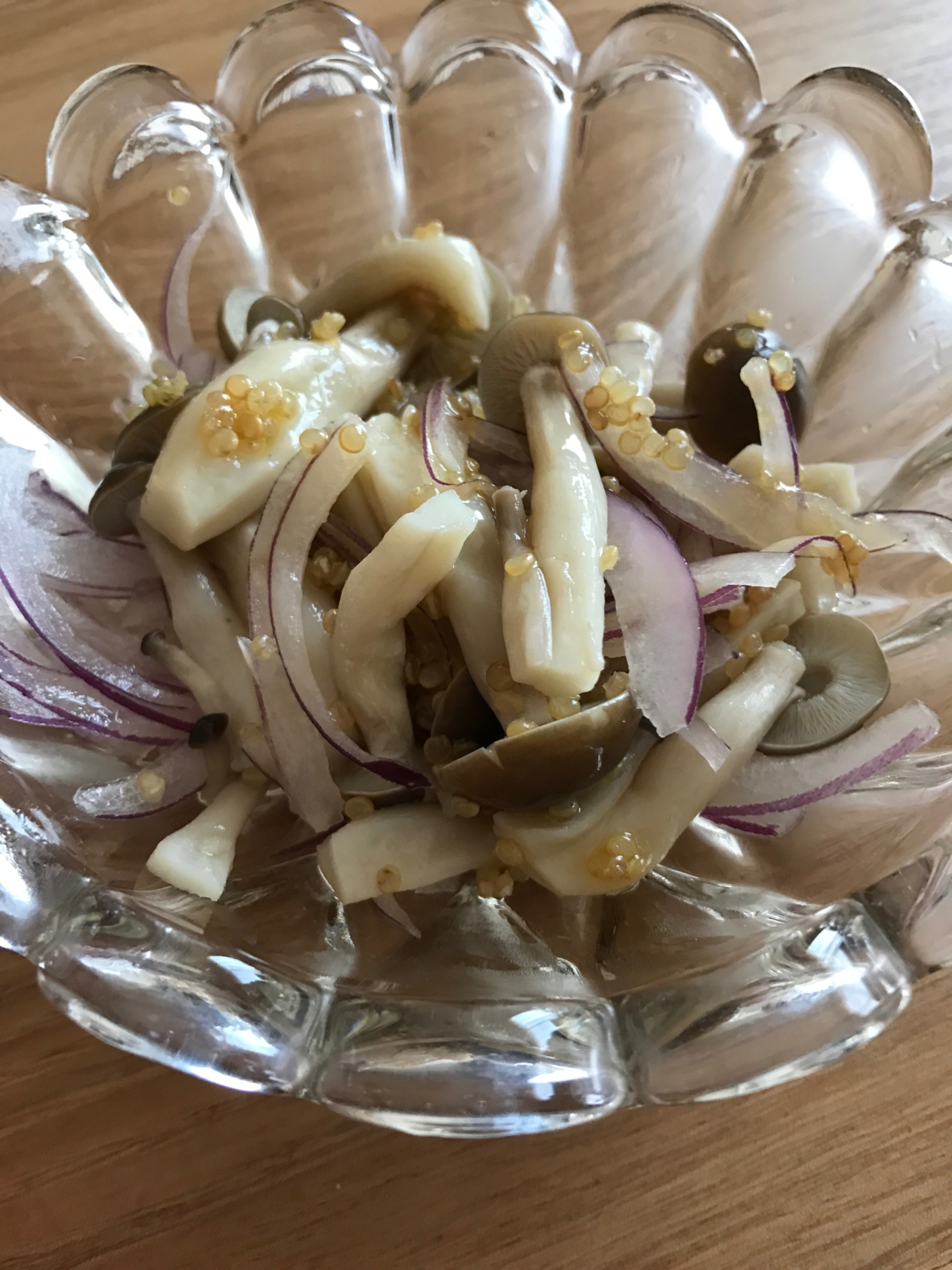 紫玉ねぎと茹でしめじのキヌアサラダ