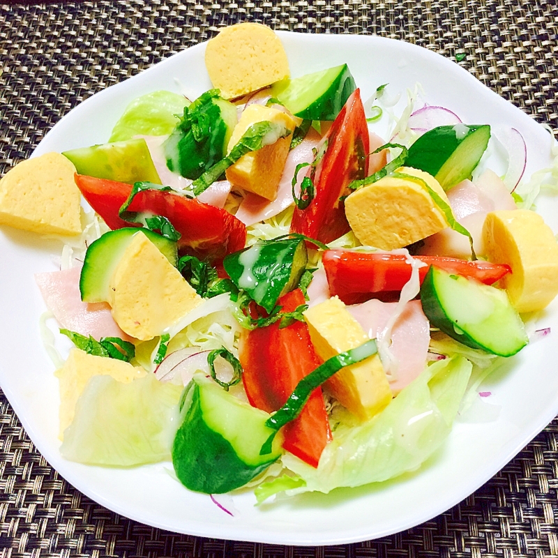 残った卵で鮮やか野菜サラダ