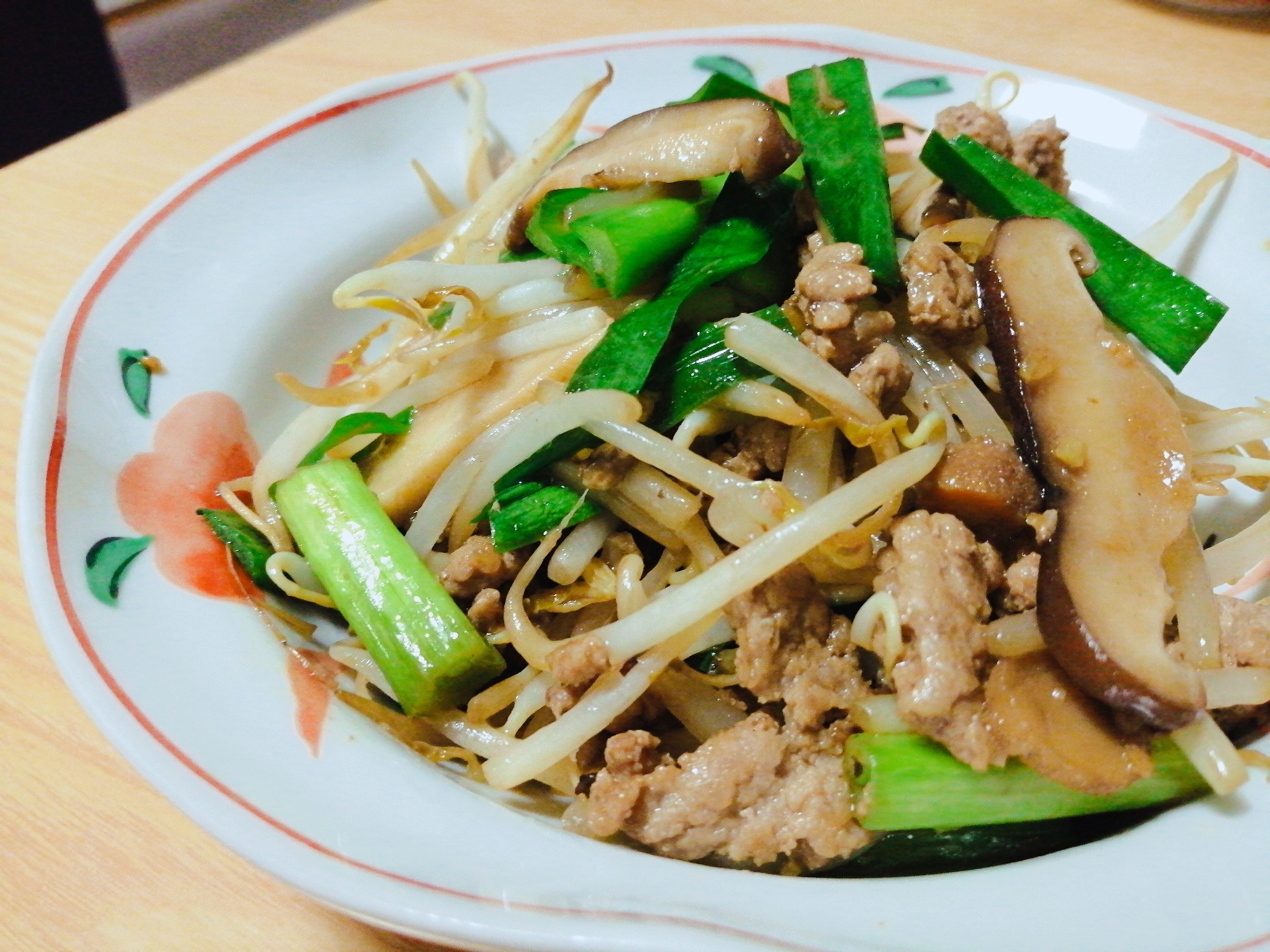 豚ひき肉ともやしとニラと椎茸のオイスターソース炒め レシピ 作り方 By はじゃじゃ 楽天レシピ 豚ひき肉ともやしとニラと椎茸のオイスターソース炒め レシピ 作り方 By はじゃじゃ 楽天レシピ