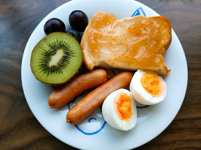 果物とウインナーと半熟卵とパンのワンプレート