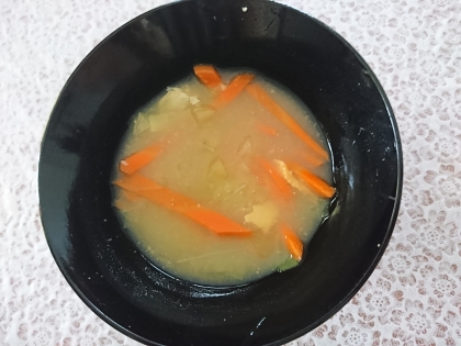 にんじんとキャベツの味噌汁