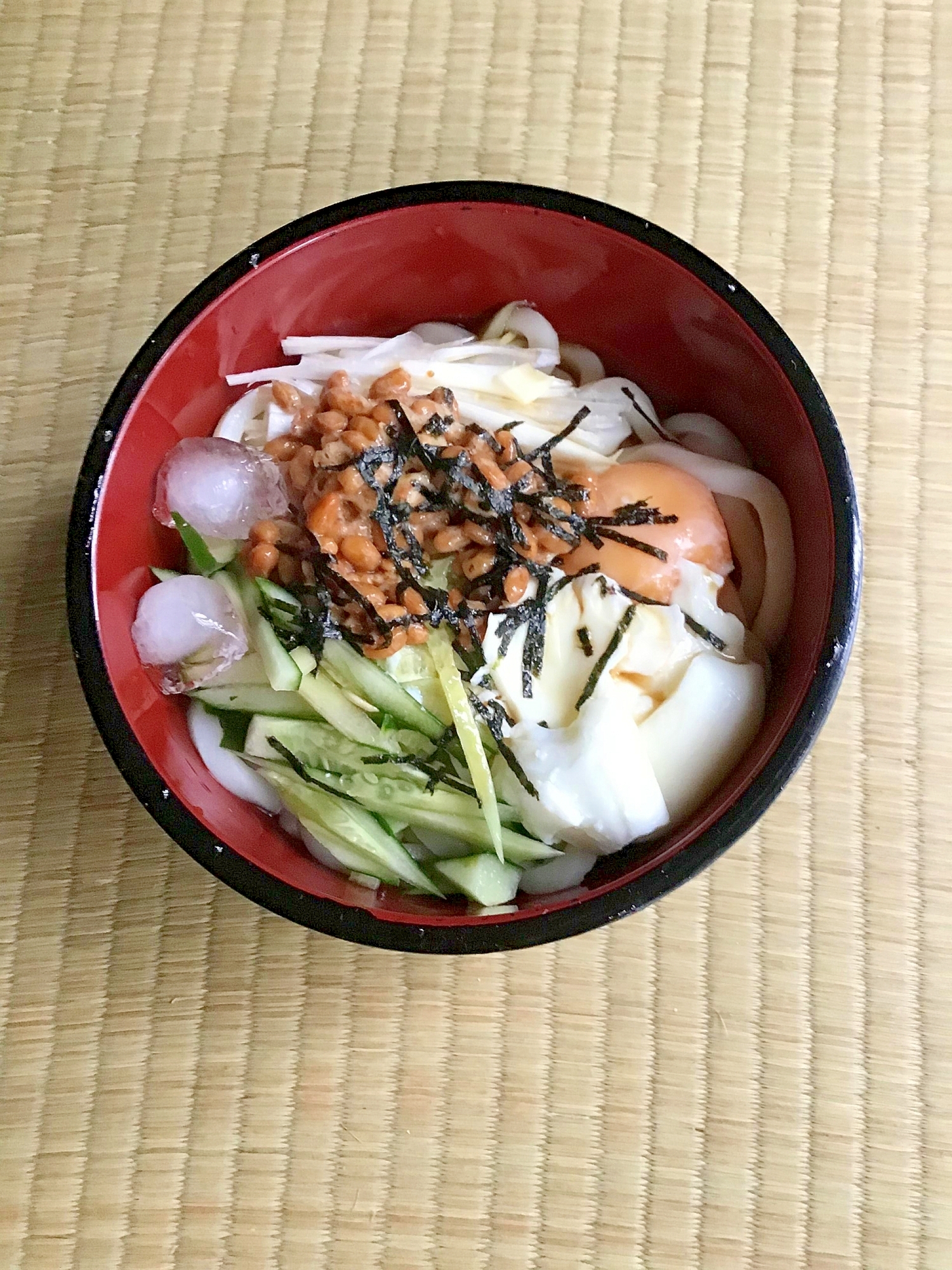 納豆と半熟たまごとキュウリの冷やしぶっかけうどん。