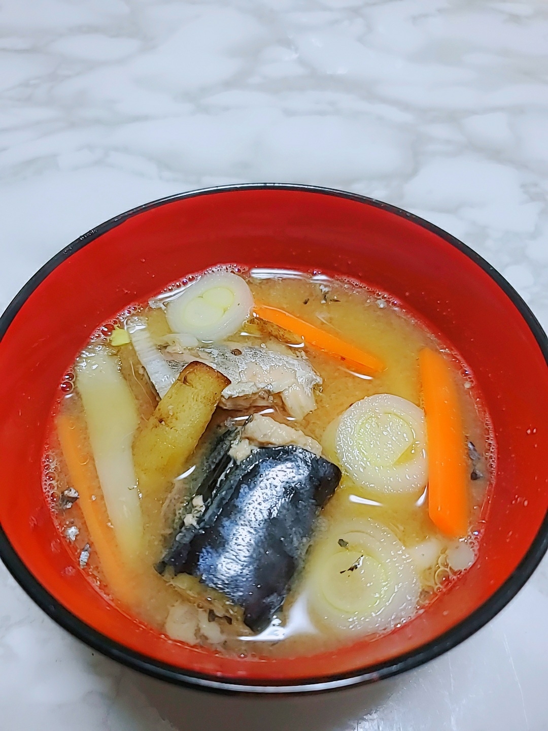 鯖の水煮とゴボウの味噌汁