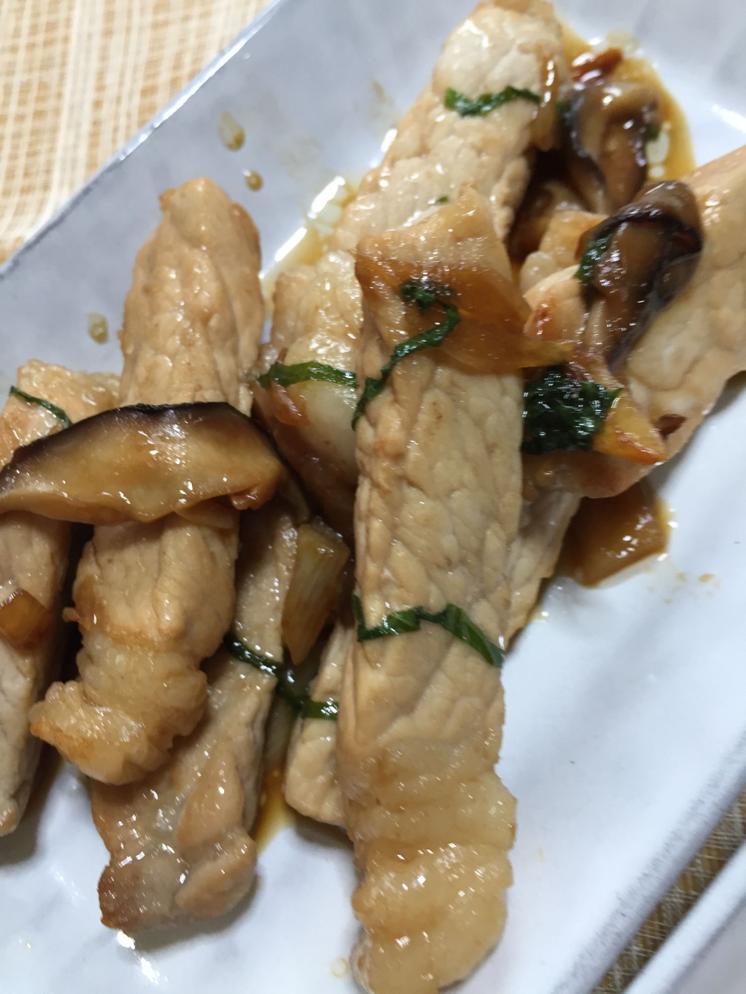 とんかつ肉と椎茸大葉のニンニク醤油炒め