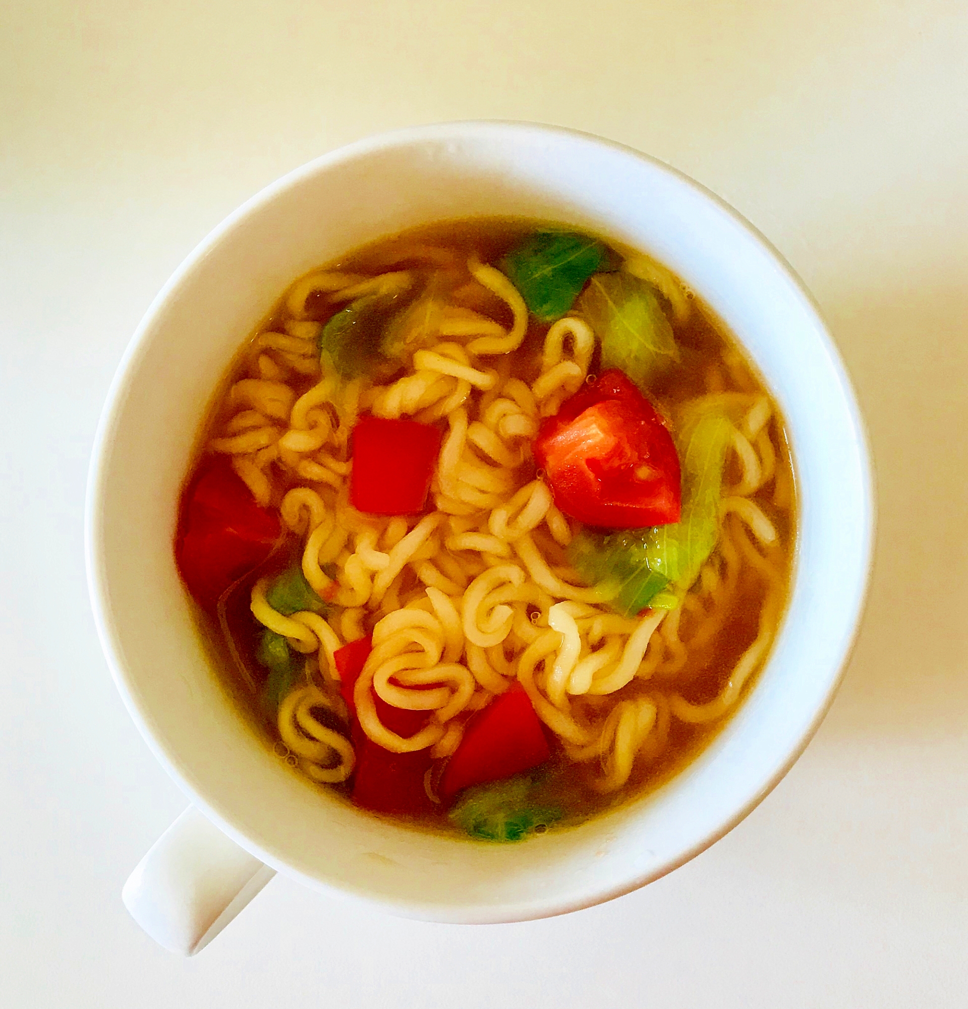 トマト入りインスタントラーメン