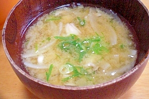 今日のお汁！　「冷凍玉ねぎとシメジ、大根の味噌汁」