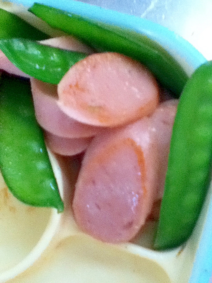 スナップ豌豆と魚肉ソーセージのシンプル炒め