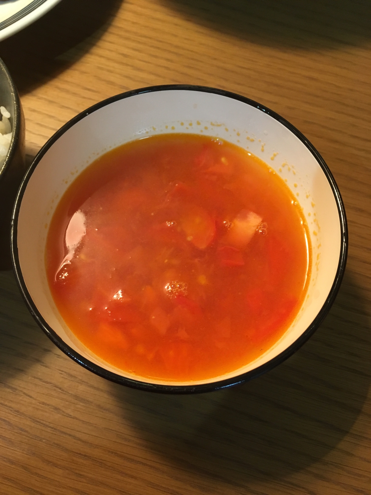 シンプルにトマトだけのコンソメスープ