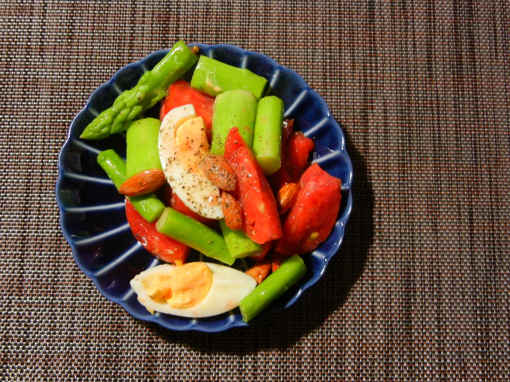 アスパラとトマトと卵のアンチョビサラダ