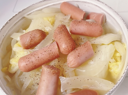 白菜・玉ねぎ・ウインナーのコンソメスープ