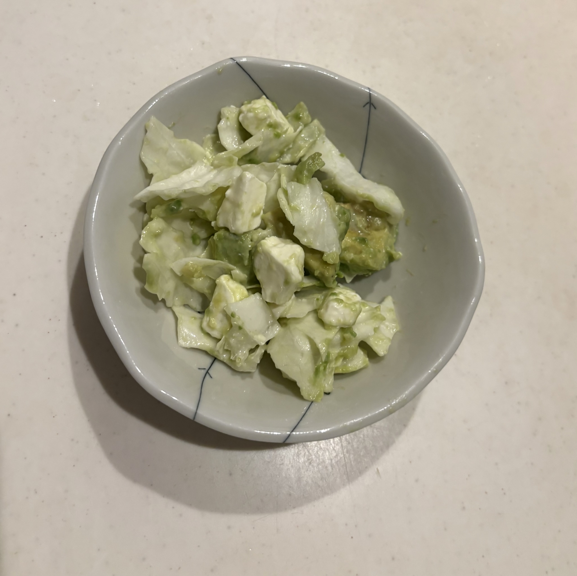 アボカドとクリームチーズとキャベツのサラダ