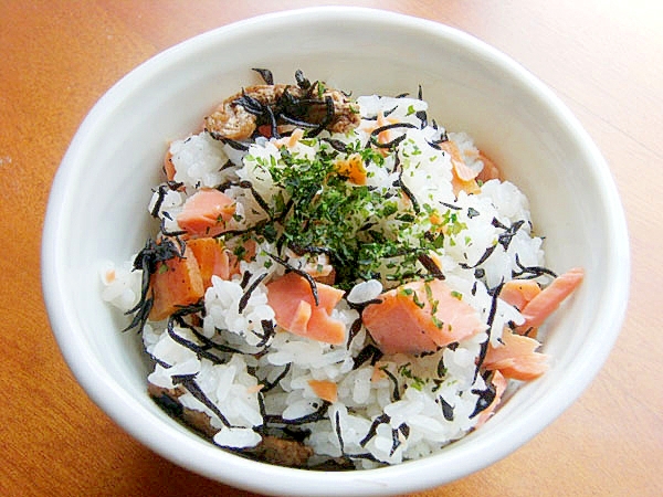 残り物でも！ひじき煮と焼き鮭の混ぜご飯♪