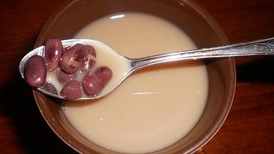 豆乳コーヒーに茹で小豆をプラス