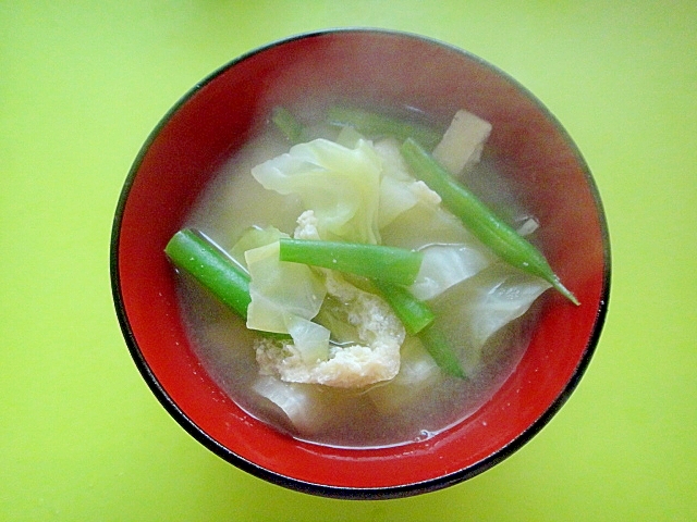 キャベツといんげん油揚げの味噌汁