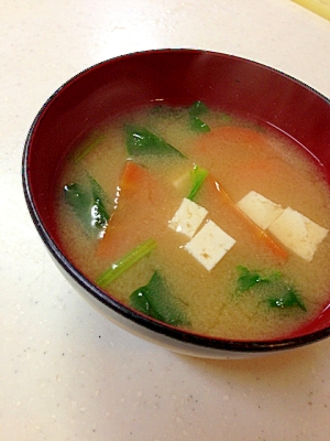 人参とほうれん草と豆腐のお味噌汁