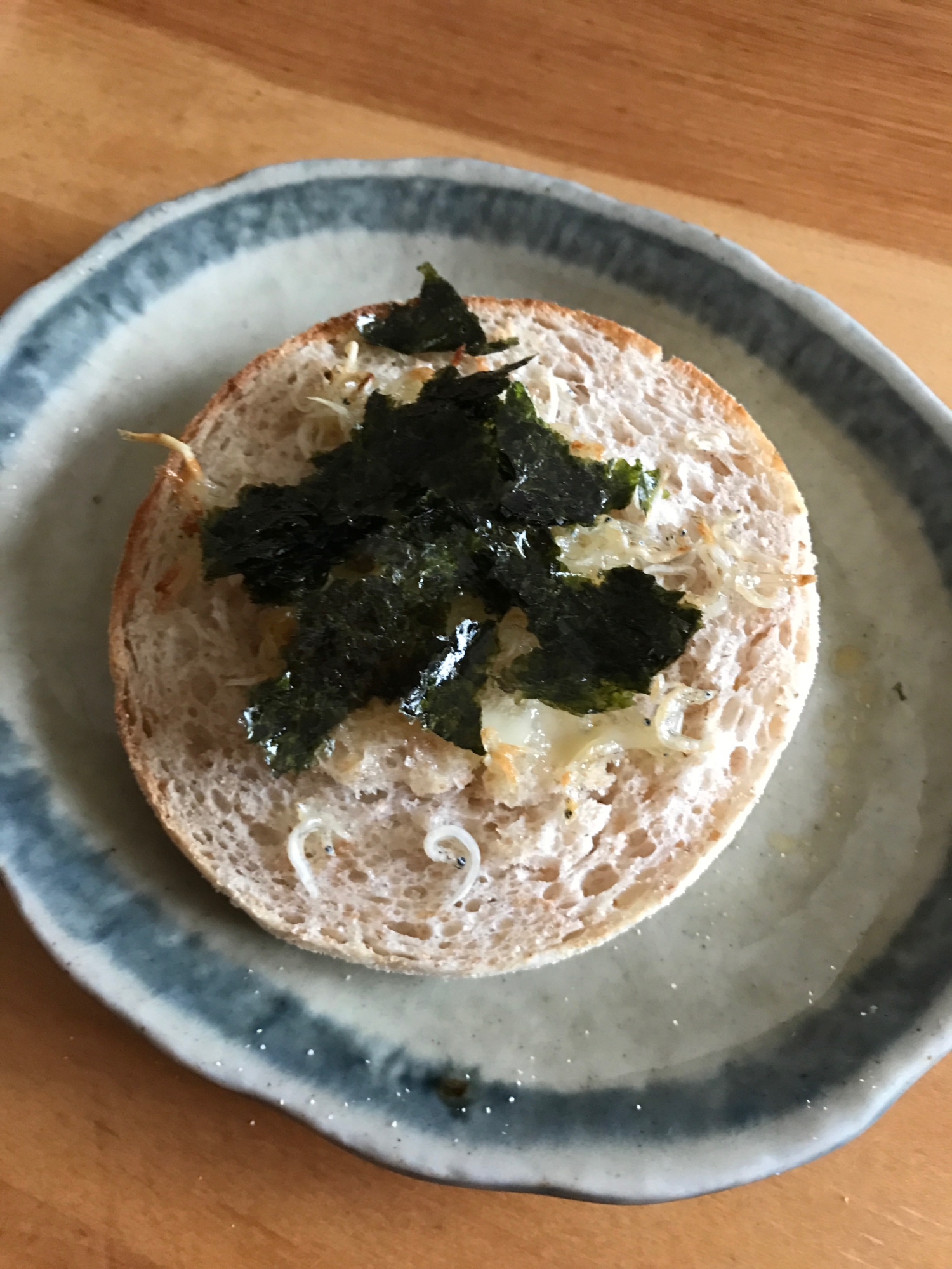 イングリッシュマフィンでちりめんじゃこ海苔トースト