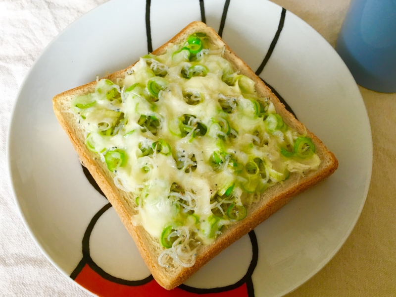 ちりめんとネギのオリーブにんにく味チーズトースト♡