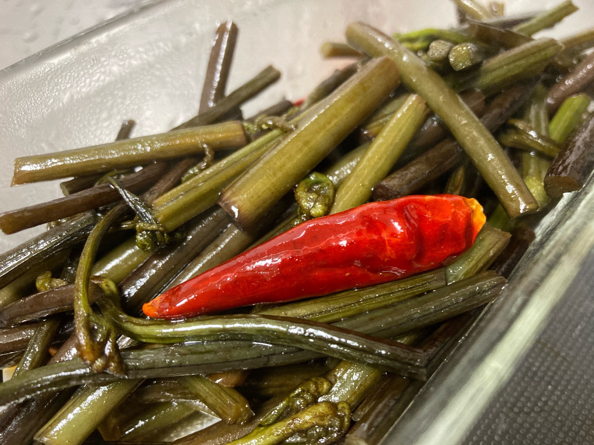 ピリッと美味しい!ワラビの煮物