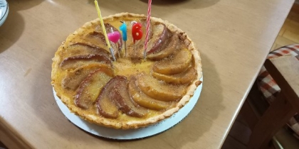 子供の誕生日ケーキにしました。甘さ控えめで大好評。シナモンとカスタードの風味にリンゴのほのかな酸味がたまりません！