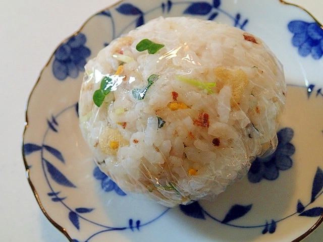 小魚ふりかけで かいわれ大根と天かすのおにぎり レシピ 作り方 By ぷ みぃまま 楽天レシピ 小魚ふりかけで かいわれ大根と天かすのおにぎり レシピ 作り方 By ぷ みぃまま 楽天レシピ