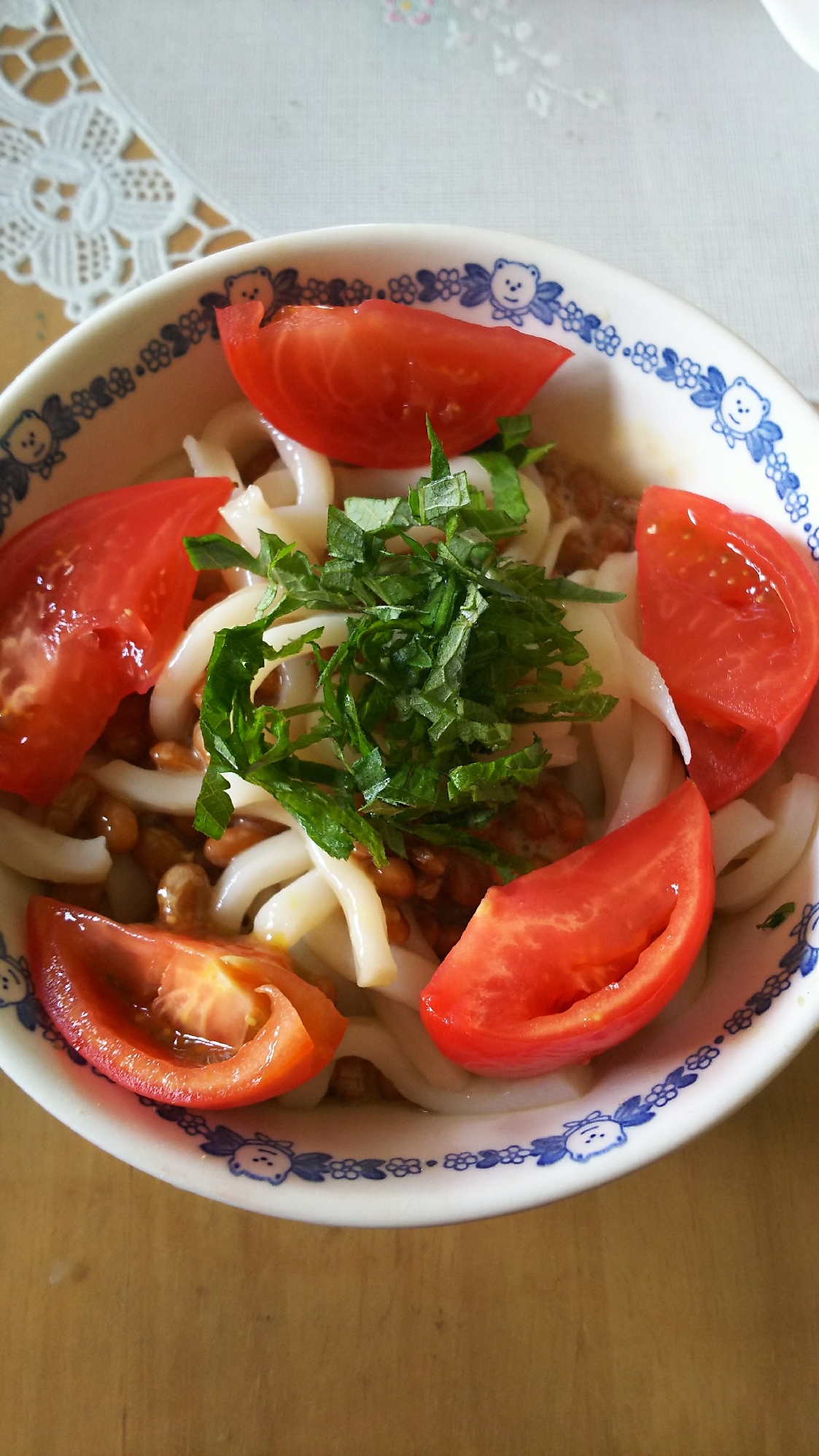 シソとトマトと納豆うどん