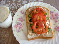 mimiさんドックパンが無かったので食パンで代用しました。大好きなツナが入って美味しかったです(*^^)v桃とバナナのジュースにしました♪