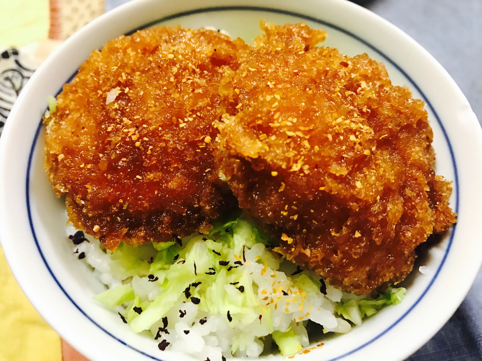 アレンジ！ゆかりキャベツのせソースカツ丼