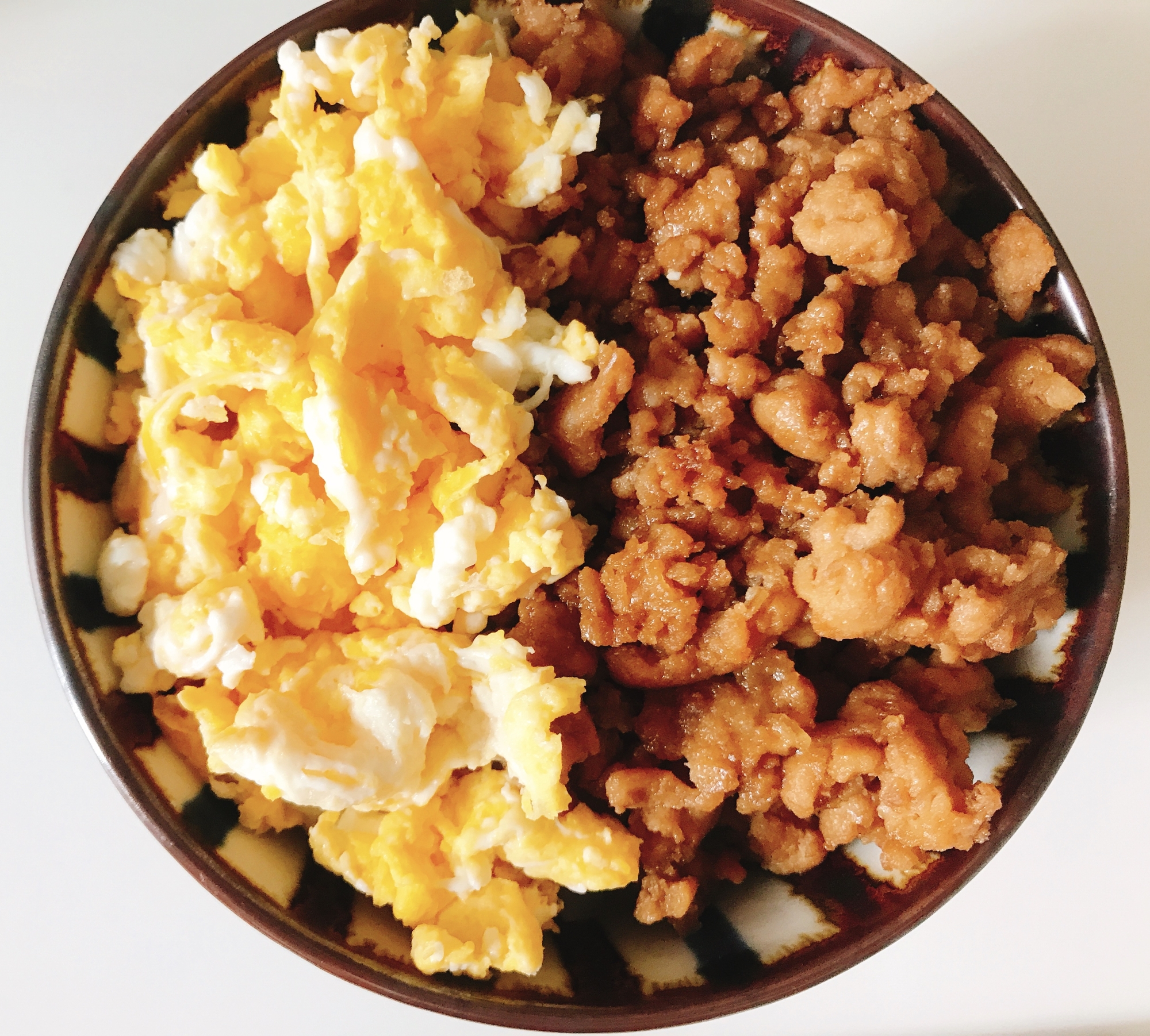 味付けはすき焼のたれのみ！2色そぼろ丼