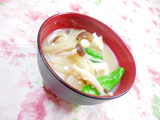 ❤しし唐と玉葱と茸と豆腐のお味噌汁❤