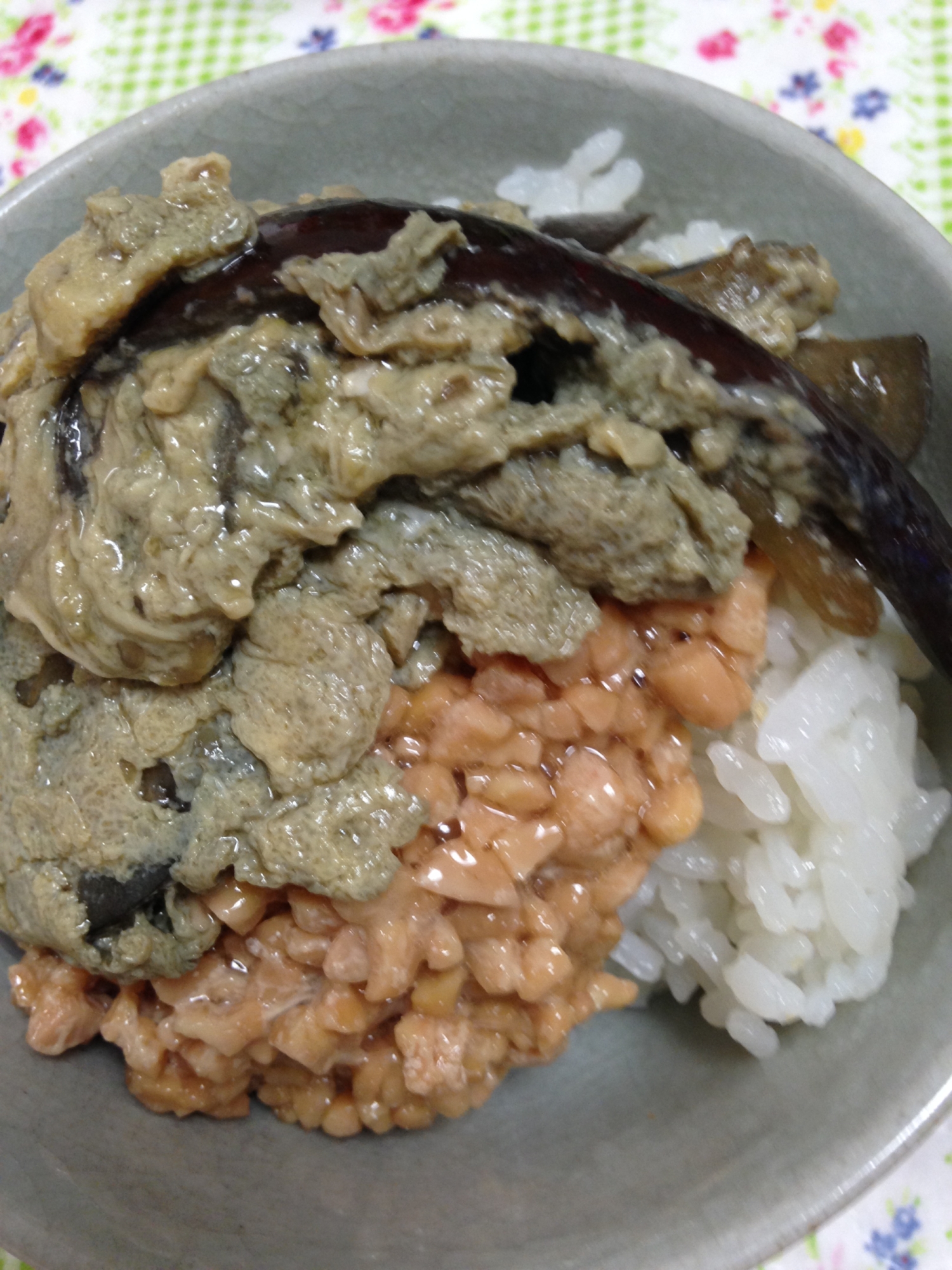 納豆と青紫蘇となすのたまご炒めどんぶり