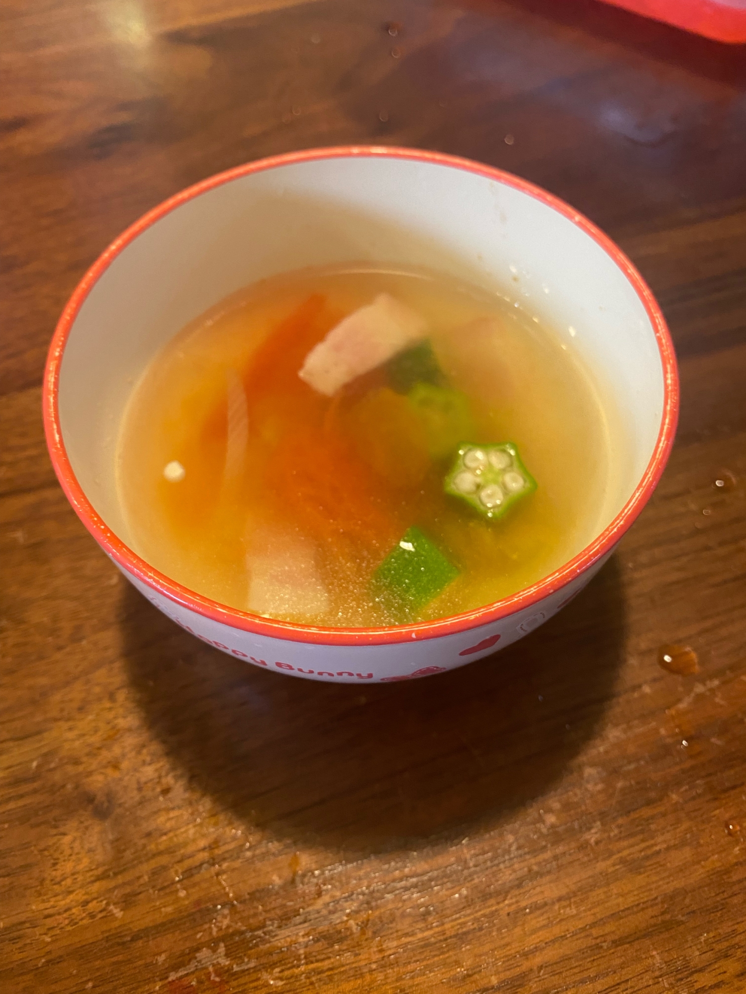 オクラとトマトとベーコンのコンソメスープ