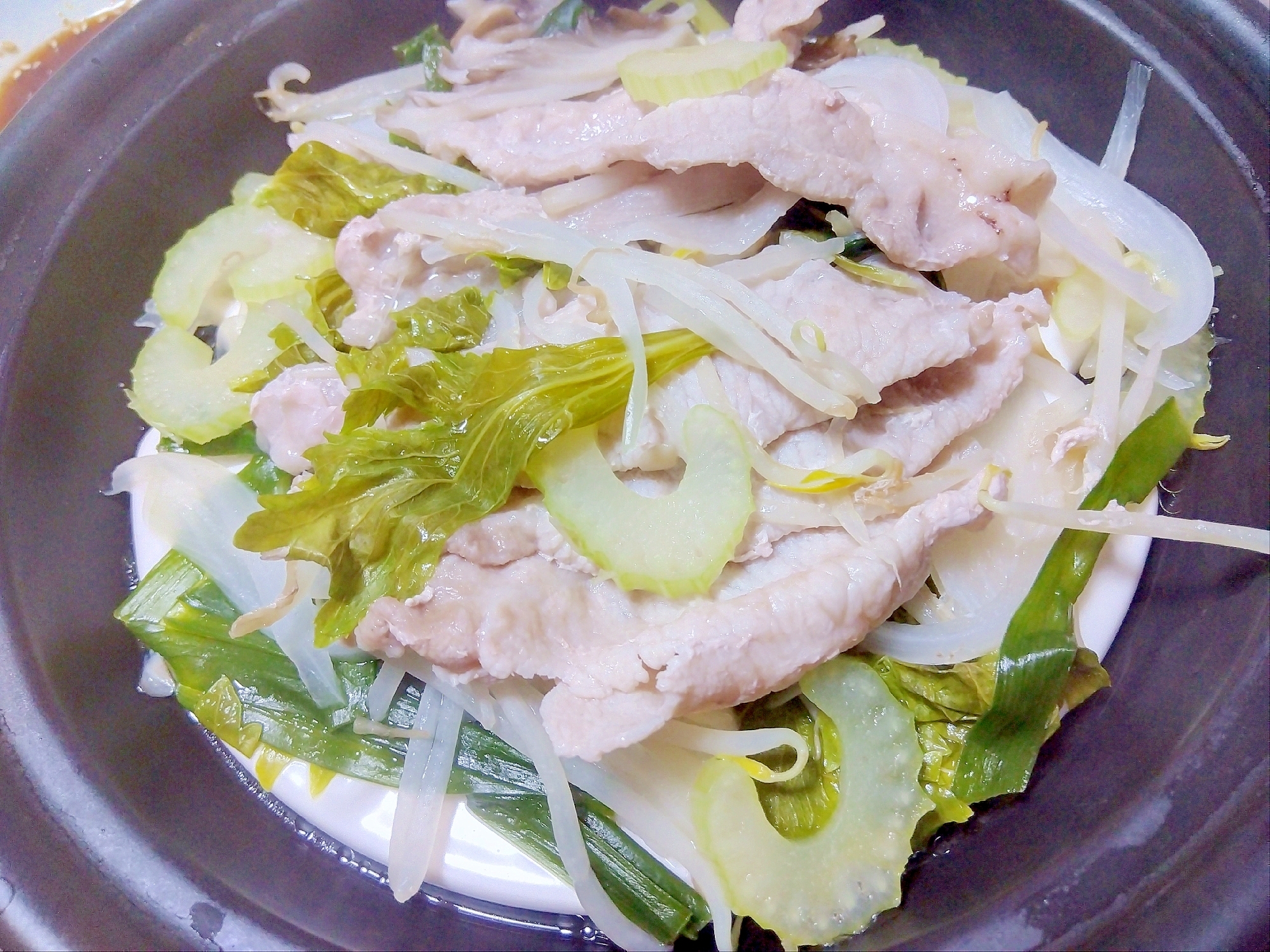 セロリ舞茸ニラもやし新玉ねぎ豚ロース蒸し