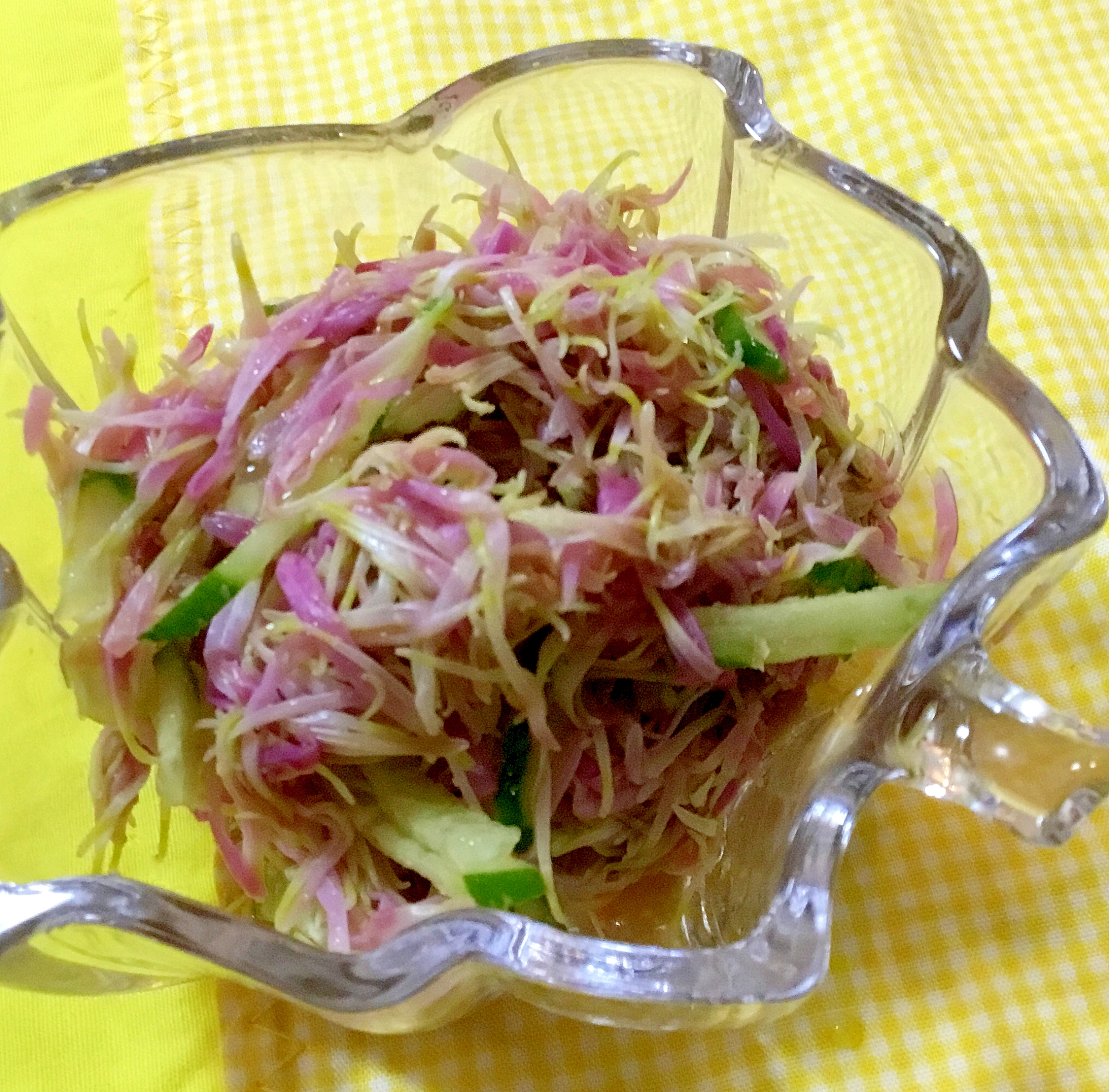 カキノモト(食用菊)ときゅうりの胡麻和え