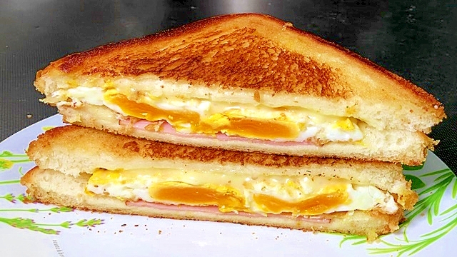 フライパンでパンも目玉焼きも焼くホットサンドイッチ レシピ 作り方 By ひろしん2 楽天レシピ