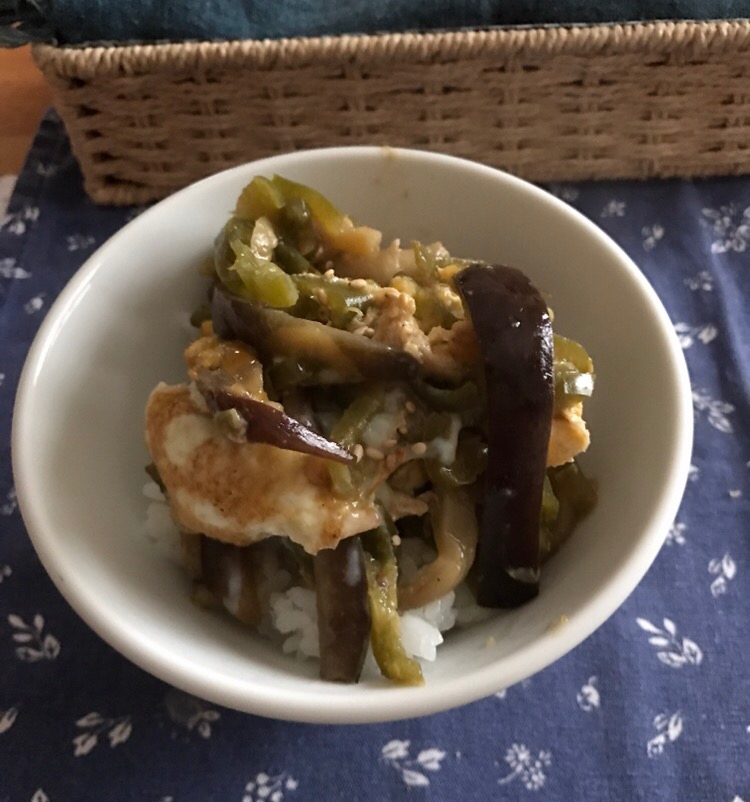 ナスとピーマンの味噌卵とじ丼