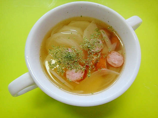 カブとウインナー玉ねぎのコンソメスープ