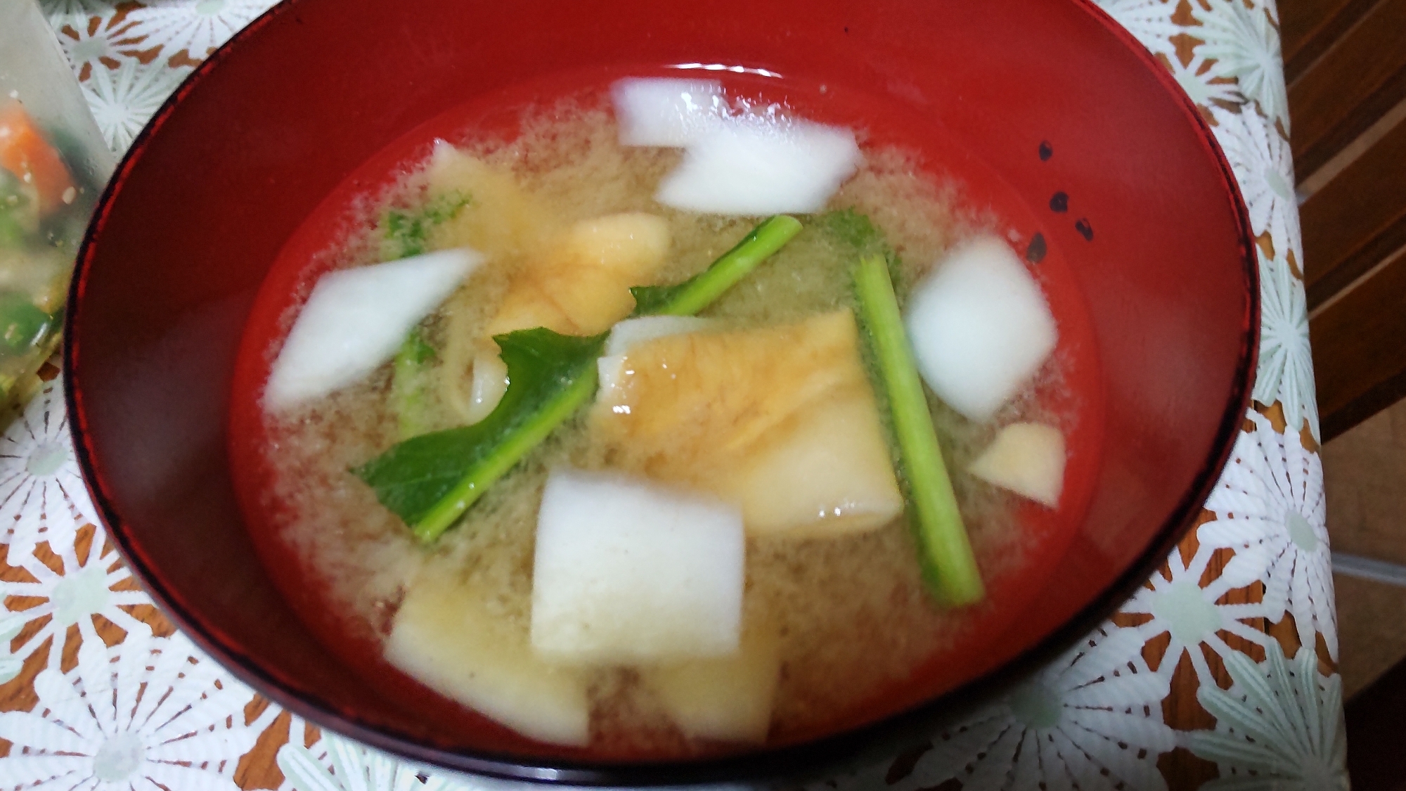 かぶの皮と葉と板麩の味噌汁