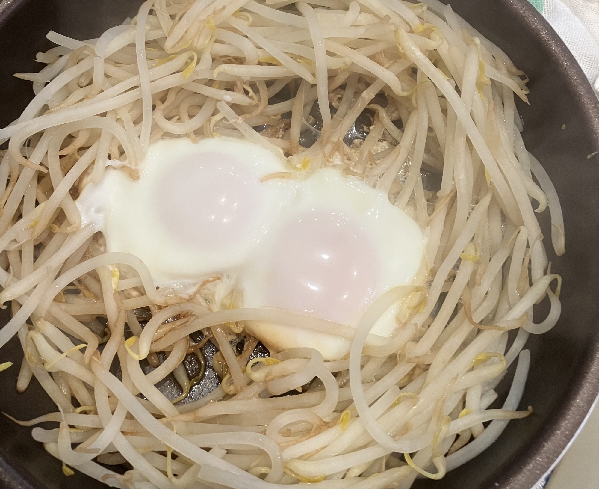 もやしと目玉焼きのコラボ