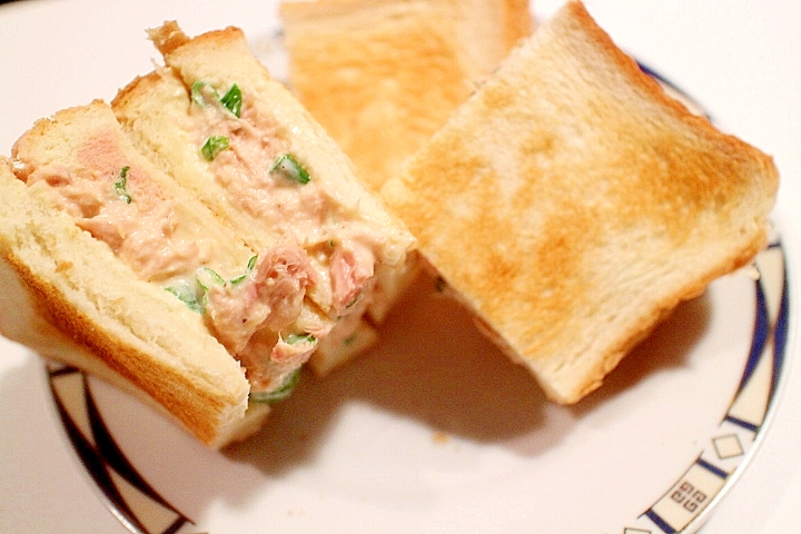 朝食に、お弁当に♪九条ネギを使ったツナサンド