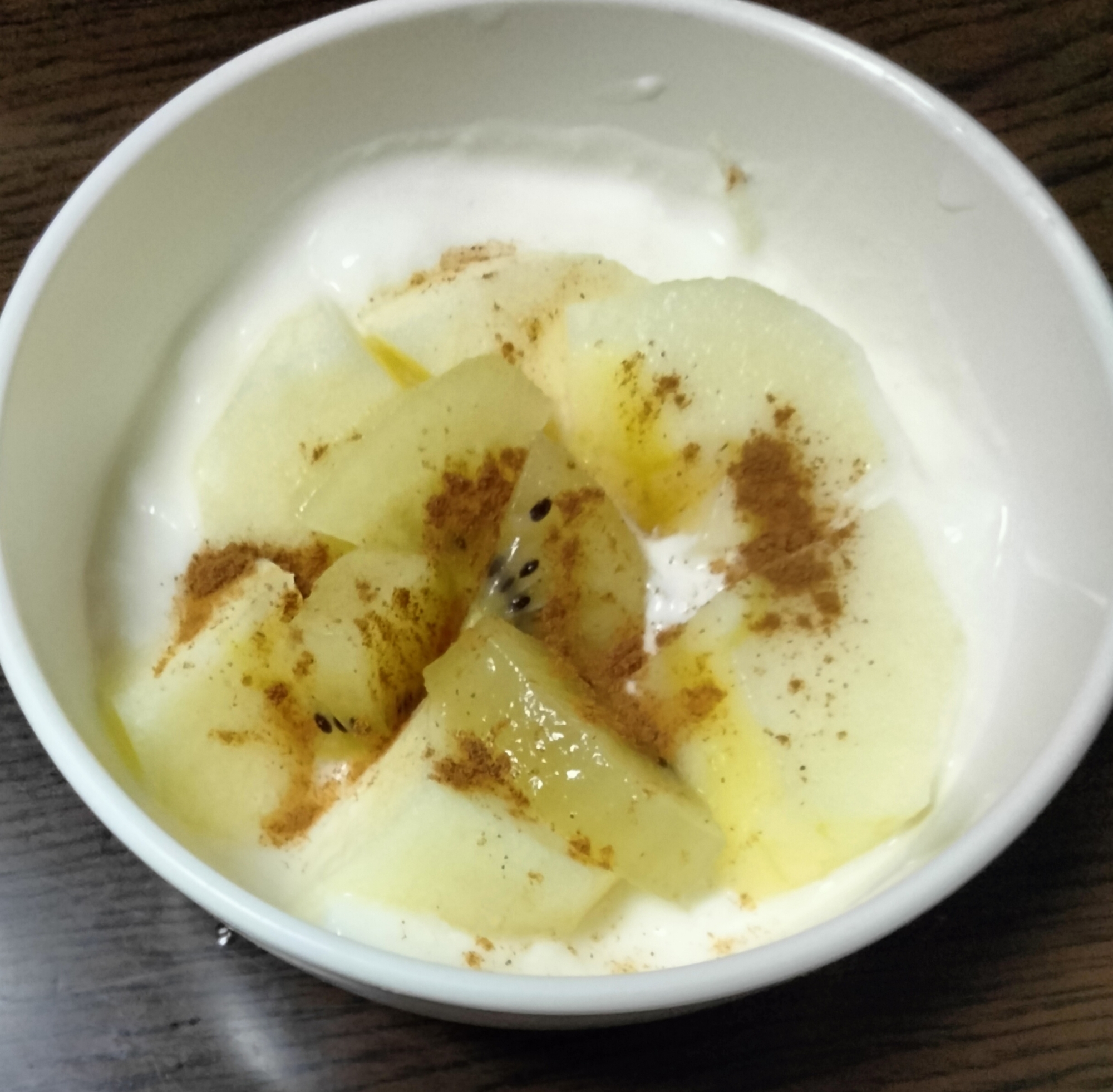 今日のヨーグルト♡りんご&キウイ シナモンかけて