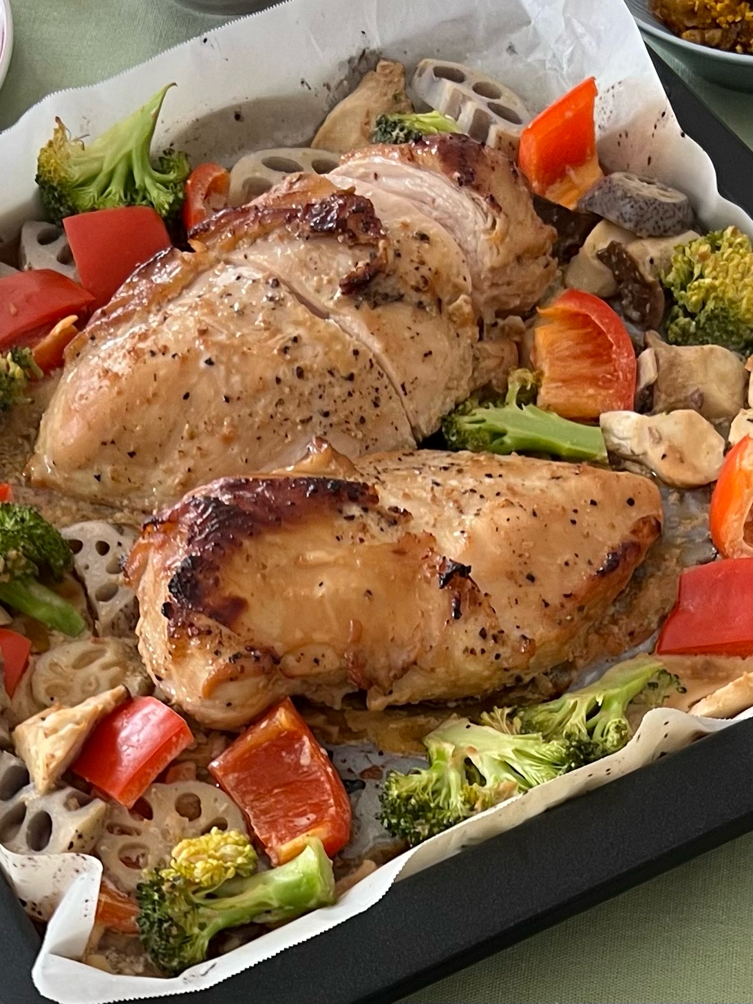 彩野菜と鶏むね肉の味噌マヨオーブン焼き